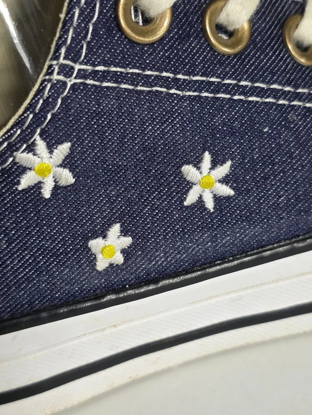 Converse All Star Low Top Navy Canvas Sneakers with Daisies  Women's Size 7.5